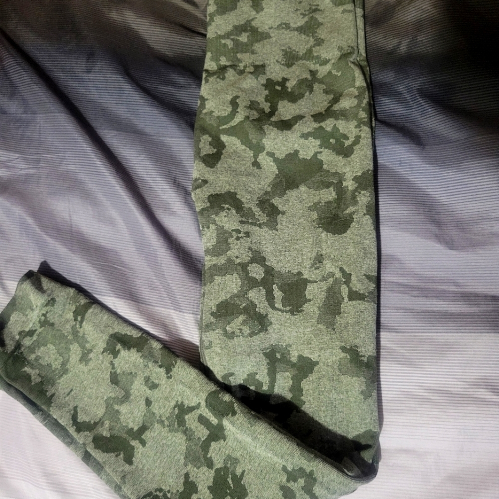 Green tie dye seamless booty scrunch leggings